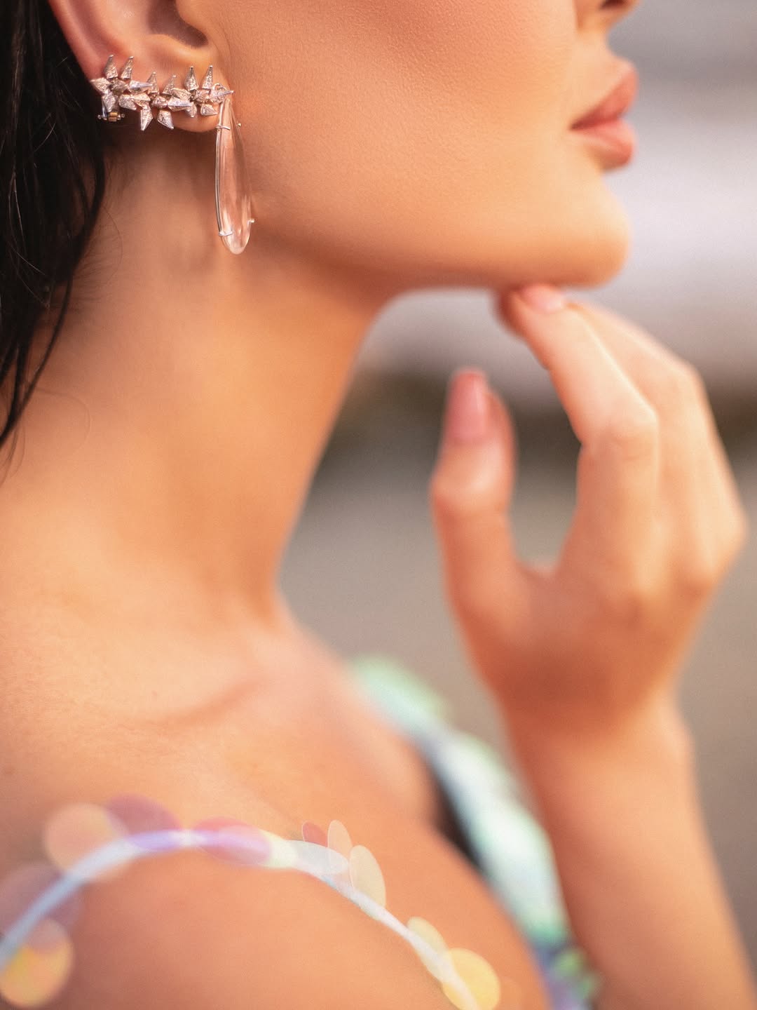 اقراط سيرين عبد النور المبتكرة تليق بأسلوب الشاطئ (انستغرام)