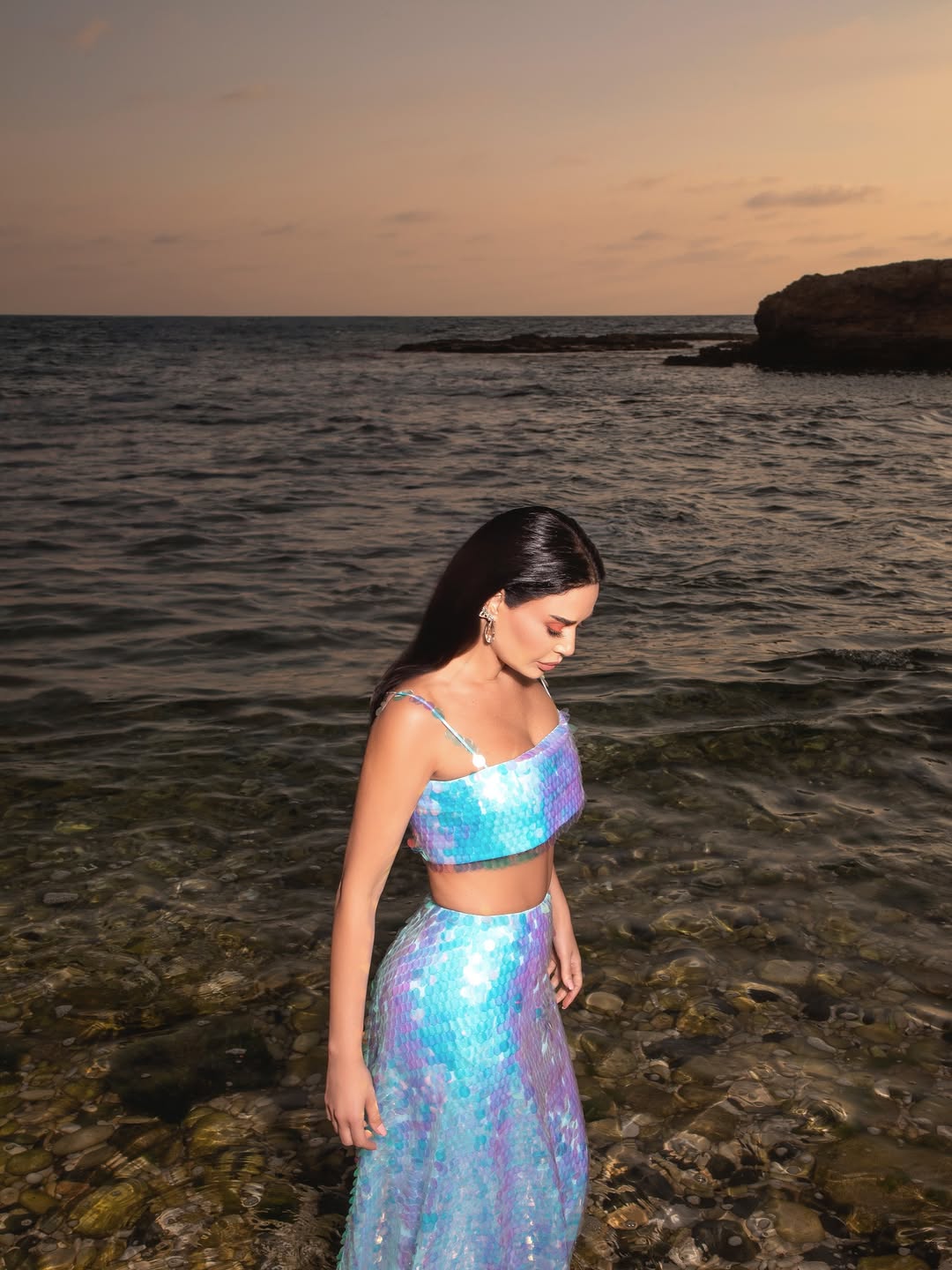 فستان سيرين عبد النور بنمط قشر السمك باللون الأزرق الأكوا (انستغرام)