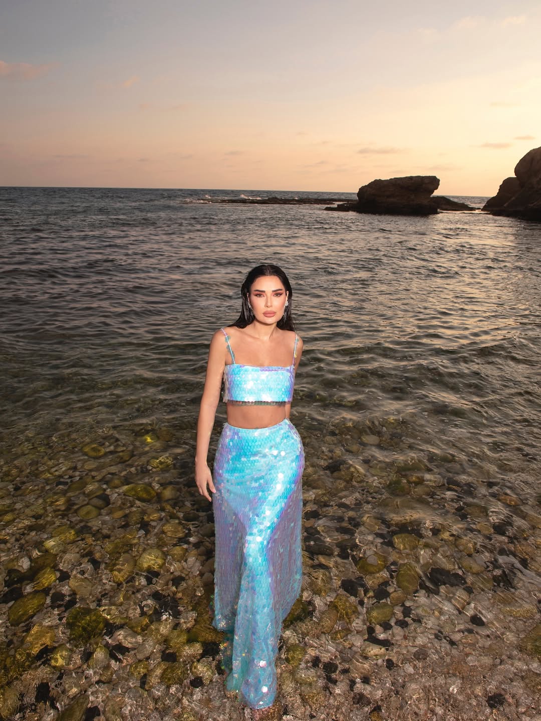 سيرين عبد النور بفستان اكوا على الشاطئ (انستغرام)