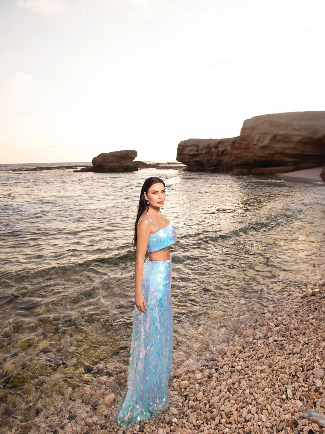 لوك الشاطئ بأسلوب سيرين عبد النور (انستغرام)