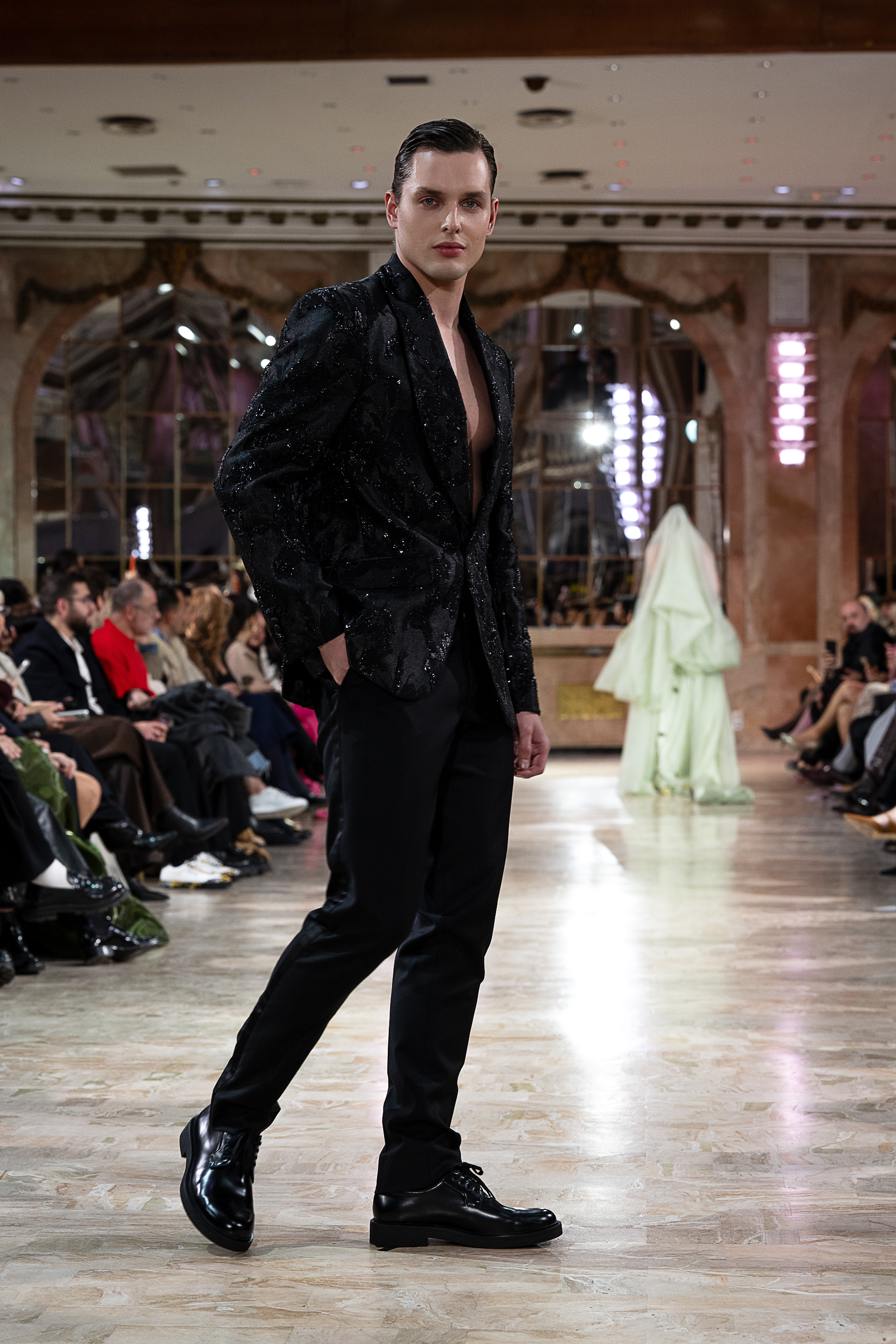 من جموعة روبير أبي نادر للخياطة الراقية لربيع وصيف 2026 (خاص روبير أبي نادر)