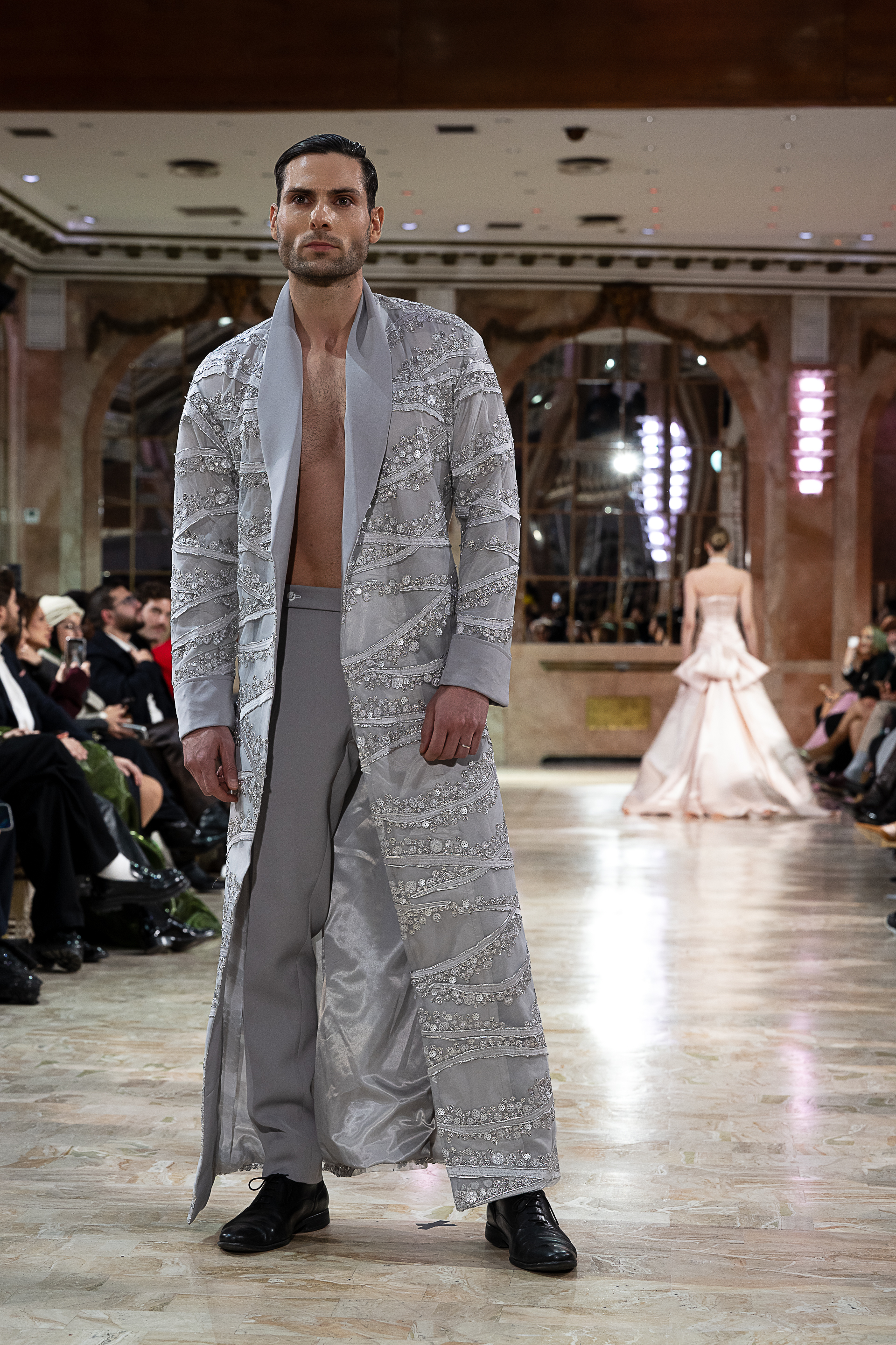 من جموعة روبير أبي نادر للخياطة الراقية لربيع وصيف 2026 (خاص روبير أبي نادر)