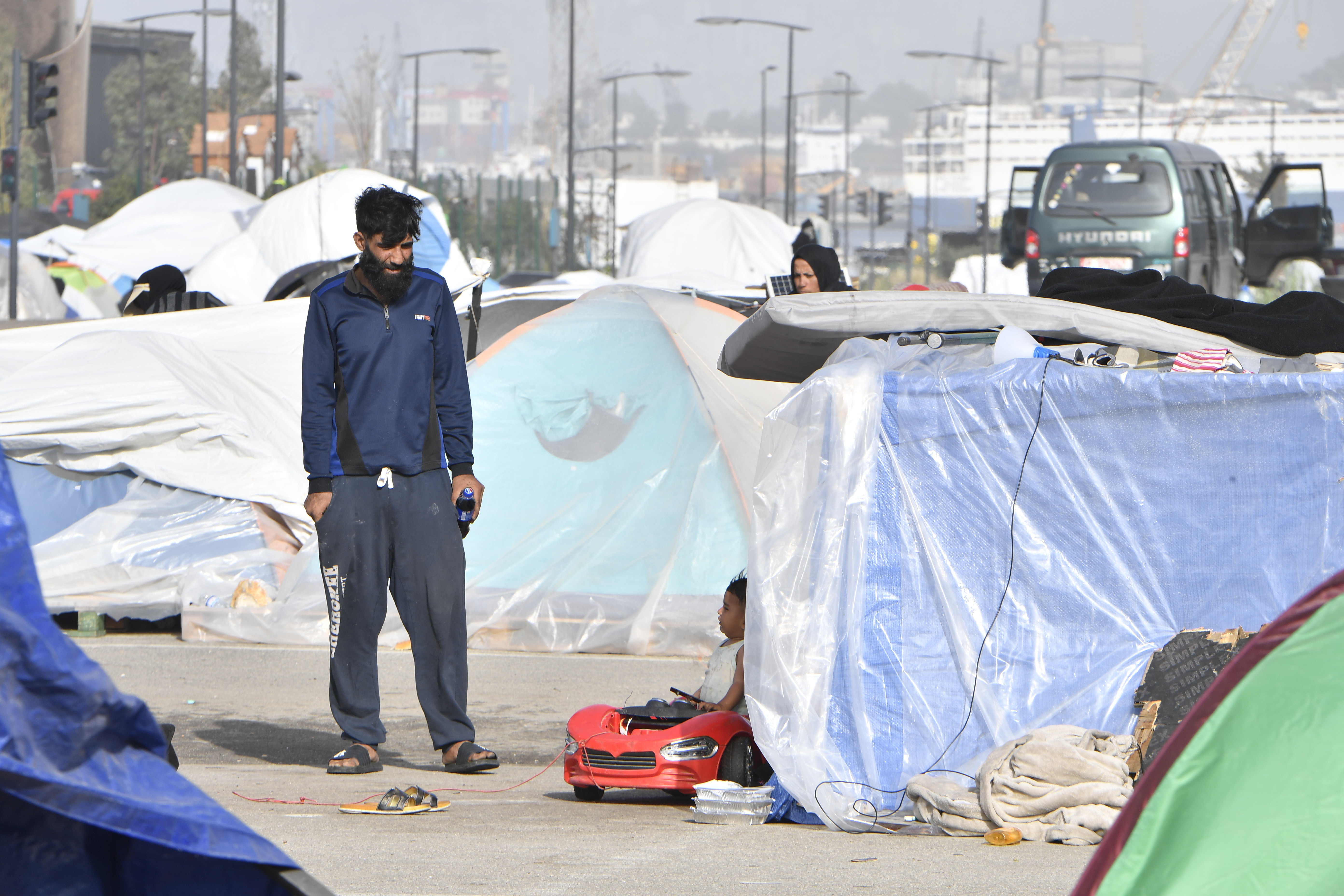 عائلة نازحة أولادها محرومون من التعليم. (النهار)