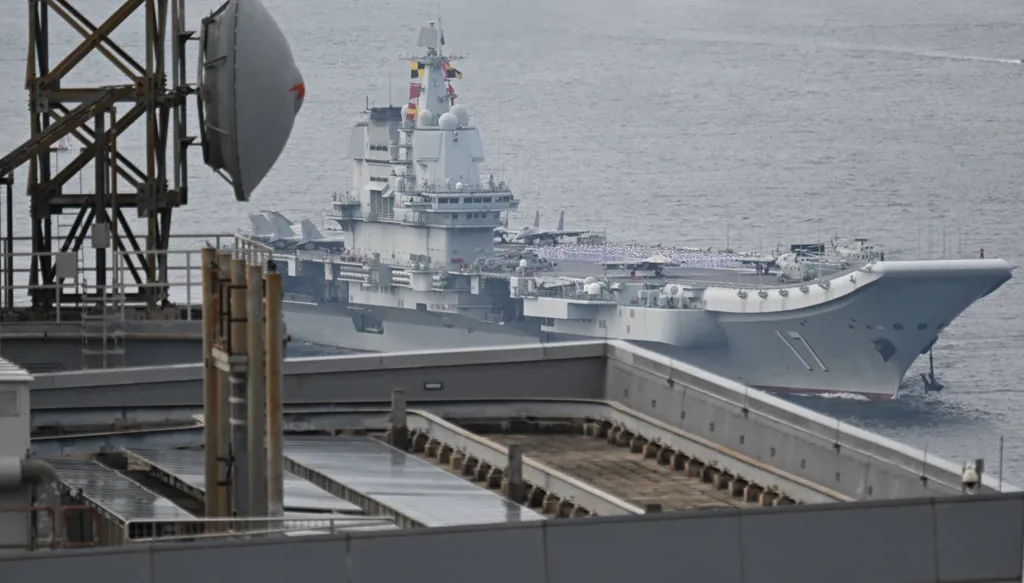 حاملة الطائرات الصينية شاندونغ في زيارة إلى هونغ كونغ