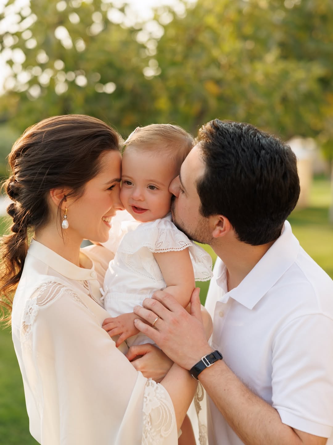 الأمير الحسين يعايد الأميرة رجوة بصورة جديدة مع ابنتهما الأميرة إيمان (انستغرام)