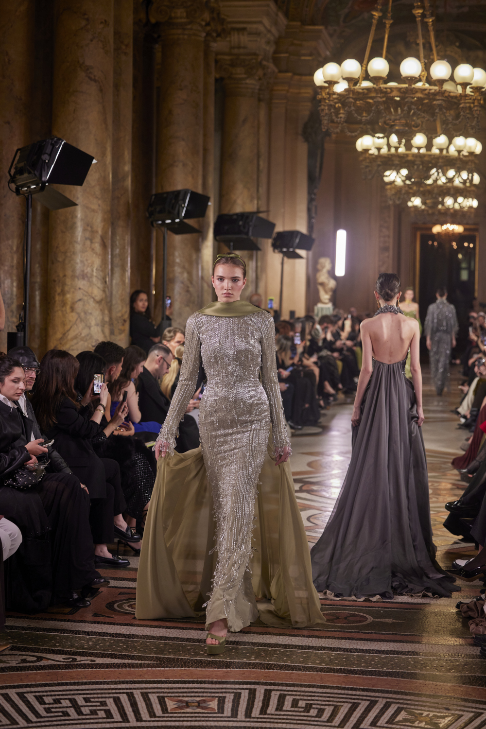 من عرض أزياء إيلي فغالي لربيع وصيف 2026 (من أرشيف المصمّم)