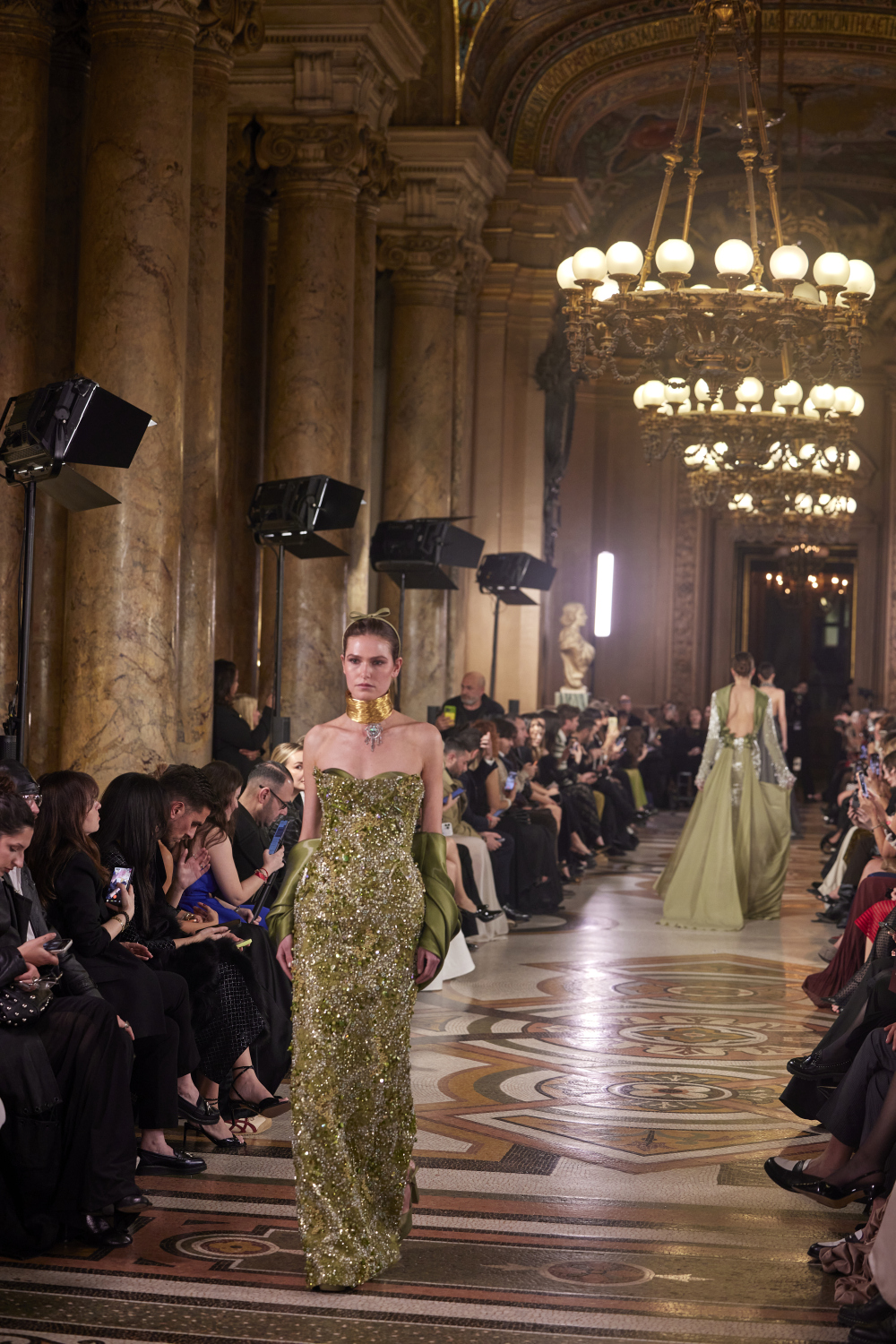 من عرض أزياء إيلي فغالي لربيع وصيف 2026 (من أرشيف المصمّم)