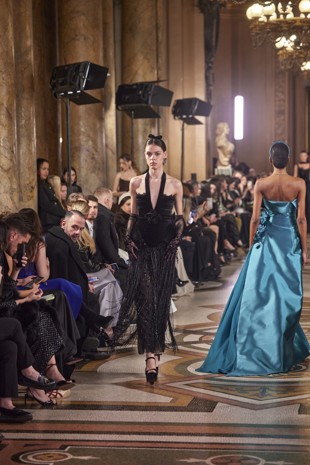 من عرض أزياء إيلي فغالي لربيع وصيف 2026 (من أرشيف المصمّم)