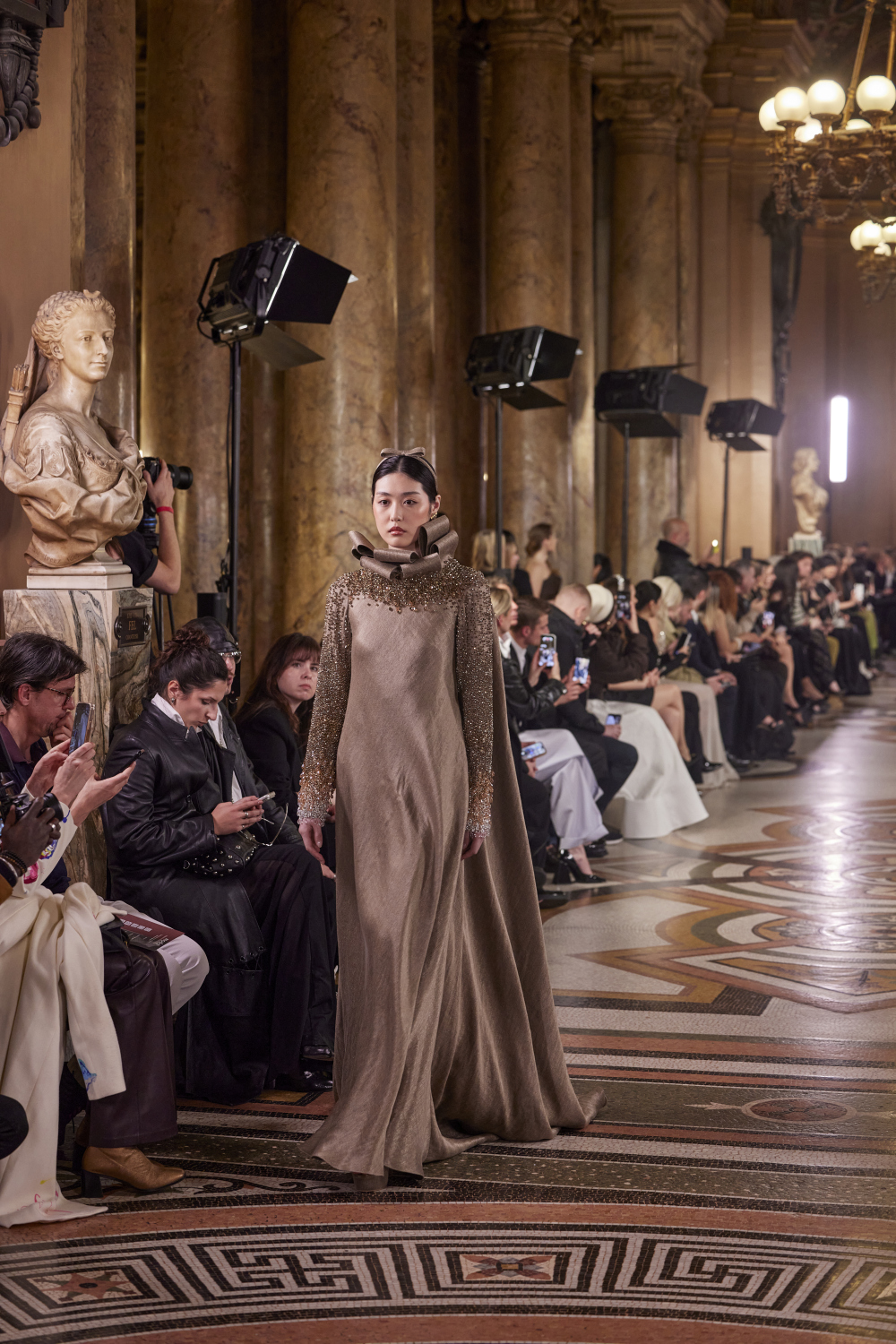 من عرض أزياء إيلي فغالي لربيع وصيف 2026 (من أرشيف المصمّم)