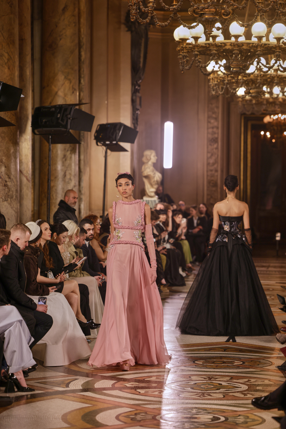 من عرض أزياء إيلي فغالي لربيع وصيف 2026 (من أرشيف المصمّم)