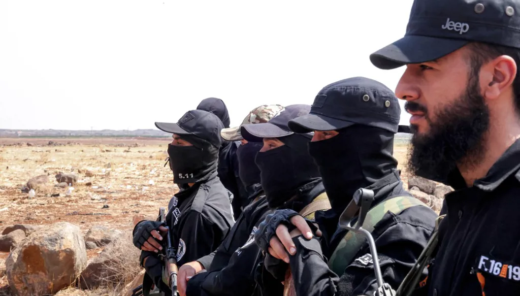 بينهم مواطن أميركي... المرصد السوري يوثّق إعدام ‏7 شبّان على يد عناصر من وزارة الدفاع في السويداء