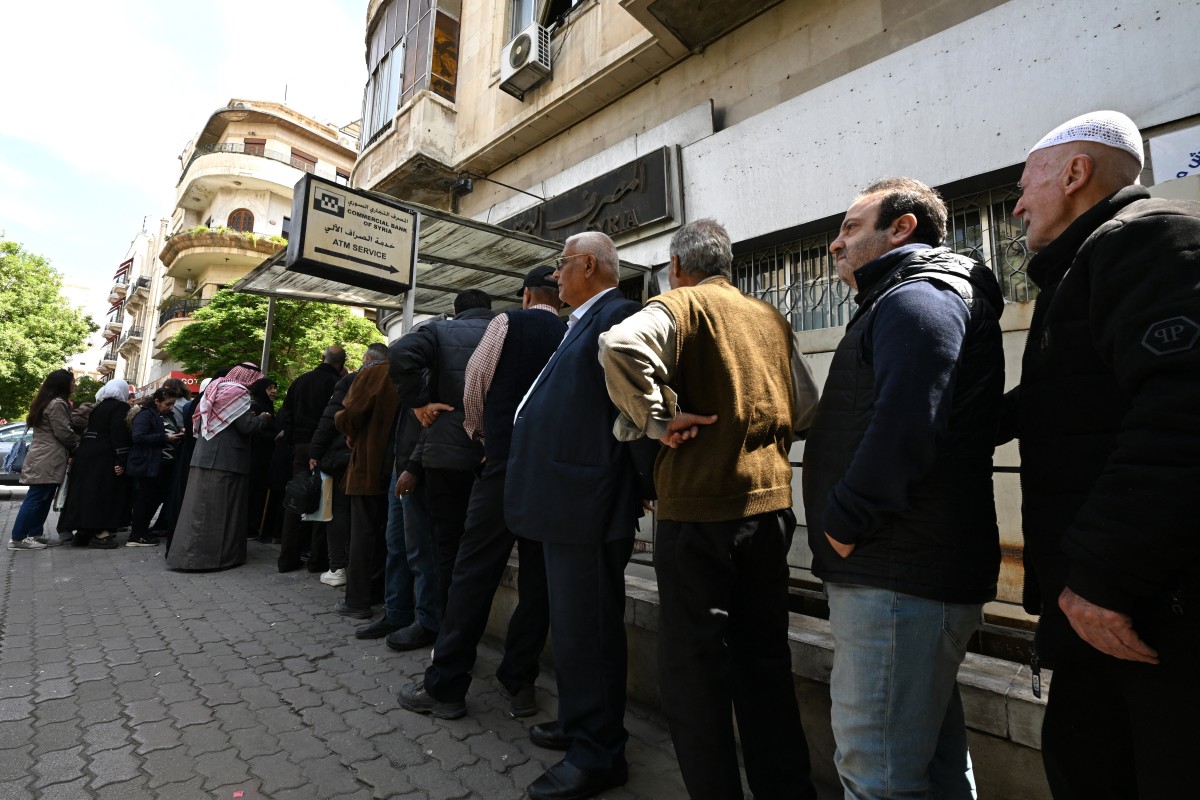 ‏ انتظار في صف طويل للحصول على الاموال في سوريا (أ ف ب) ‏