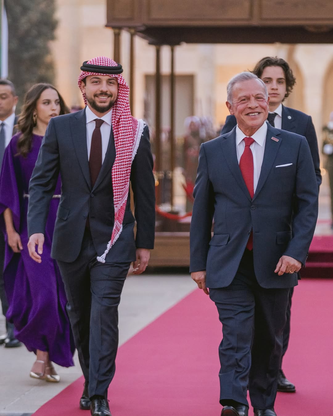 الامير الحسين الى جانب والده الملك عبدالله الثاني، وهو الثاني والأربعون في السلالة الهاشمية (إنستغرام)