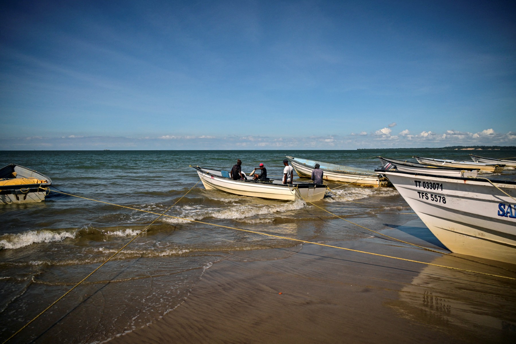 صيادون محليون على شاطئ قرية سيدروس (أ ف ب)‏