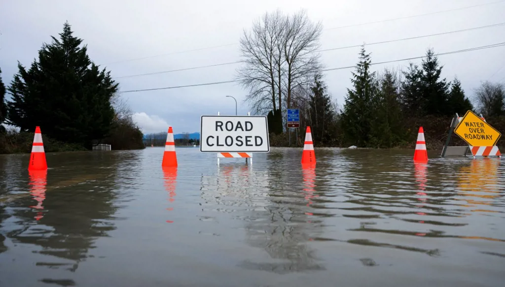 فيضانات في أميركا وكندا وإجلاء آلاف السكان