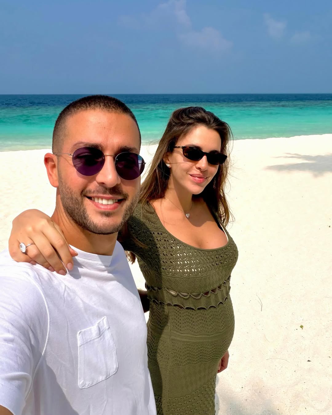 زين قطامي بإطلالة فستان حمل كروشيه على شواطى احدى الجزر برفقة سيليو صعب (انستغرام)