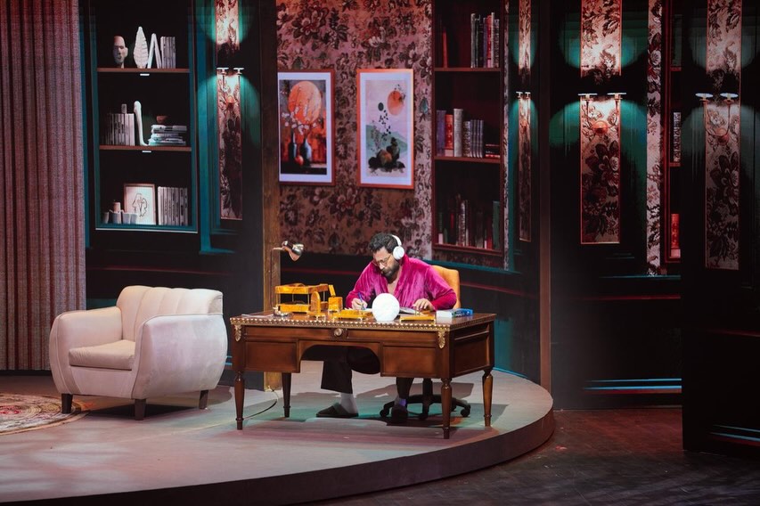 معتصم النهار في مسرحية سمن على عسل (إنستغرام).