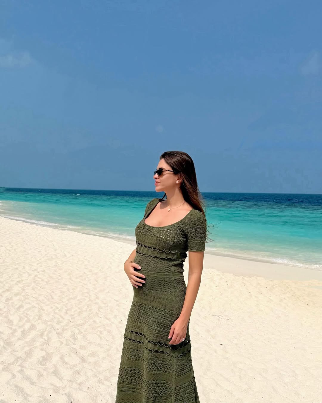 زين قطامي بإطلالة فستان حمل كروشيه من إيلي صعب (انستغرام)