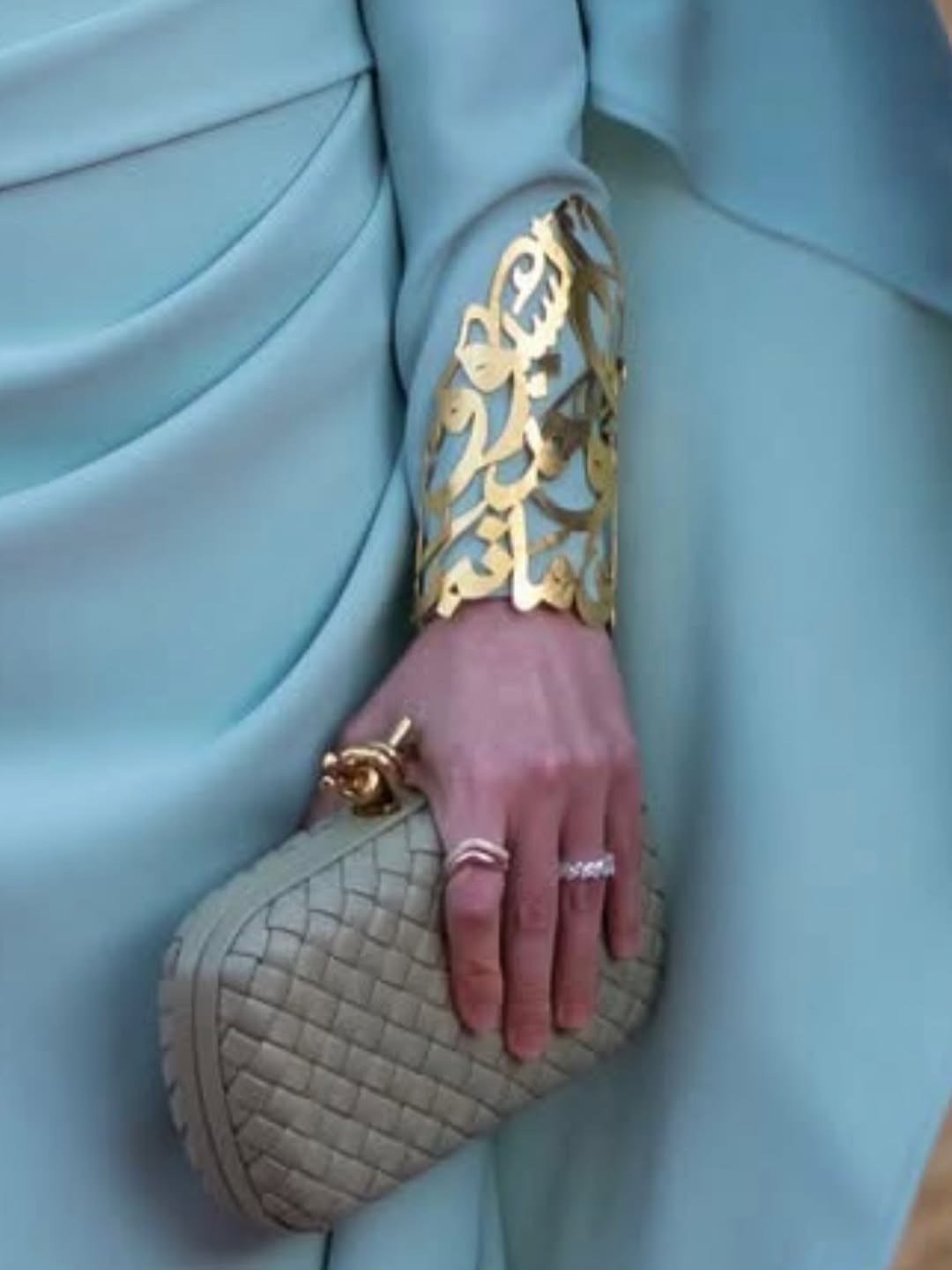 الأميرة رجوة بإطلالة هوت كوتور تجمع بين الخط العربي والتصميم الملكي الحديث في عيد الإستقلال الثمانين للأردن (انستغرام)