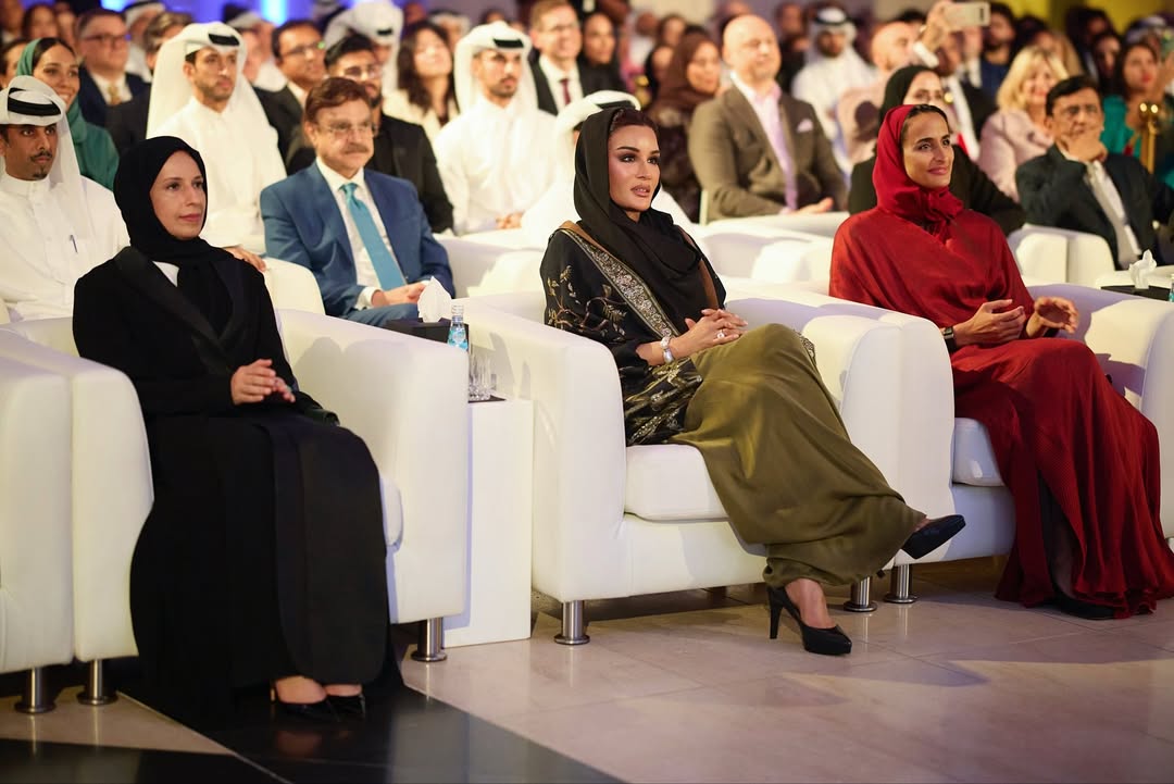 الشيخة موزة بإطلالة ملكية فاخرة في حفل الذكرى الخامسة عشرة لجامعة  HEC Paris (انستغرام)