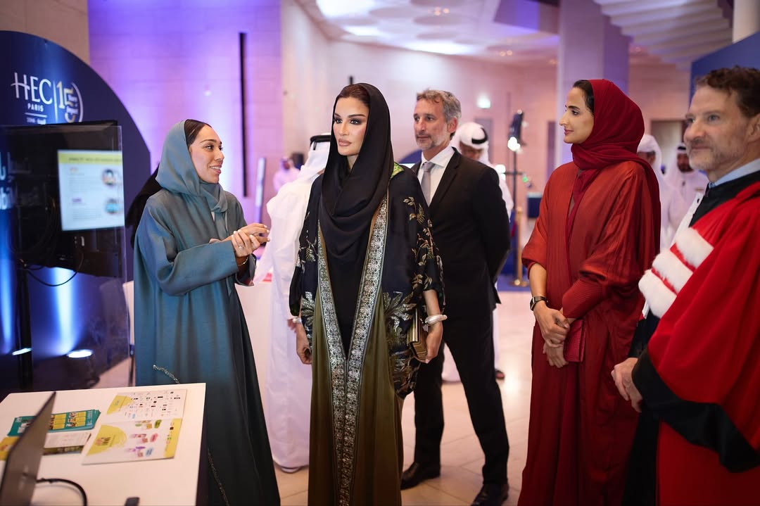 الشيخة موزة بإطلالة ملكية فاخرة في حفل الذكرى الخامسة عشرة لجامعة  HEC Paris (انستغرام)