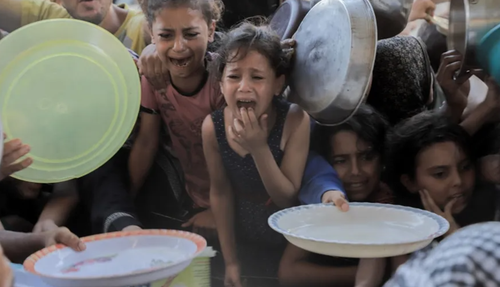 أطفال ينشدون الحصول على طعام في غزة (أرشيفية)