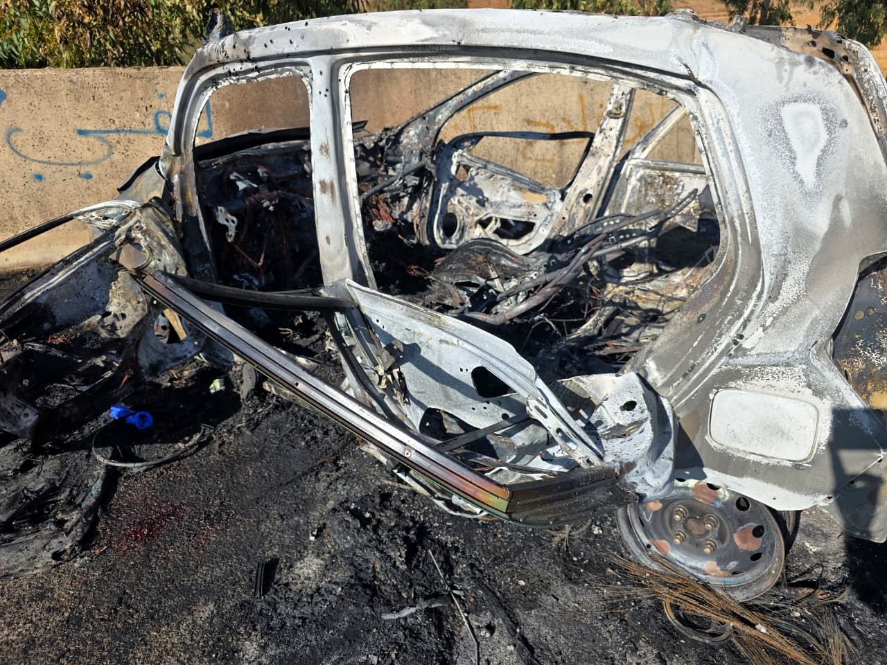السيارة المستهدفة سيارة على طريق الجرمق - الخردلي (أحمد منتش).