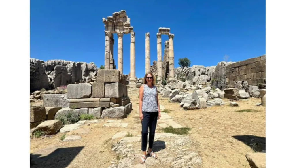 ليزا جونسون تتفقد قلعة فقرا الأثرية في كسروان