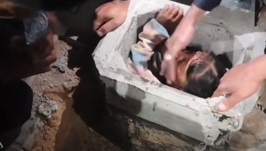 العراق... إنقاذ طفلة سقطت في فتحة خرسانية