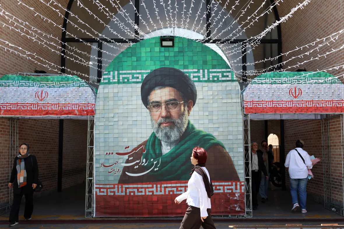 ملصق لخامنئي الابن في طهران 