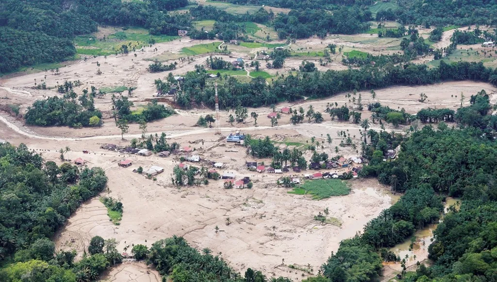 في إندونيسيا... ارتفاع حصيلة قتلى الفيضانات إلى 883