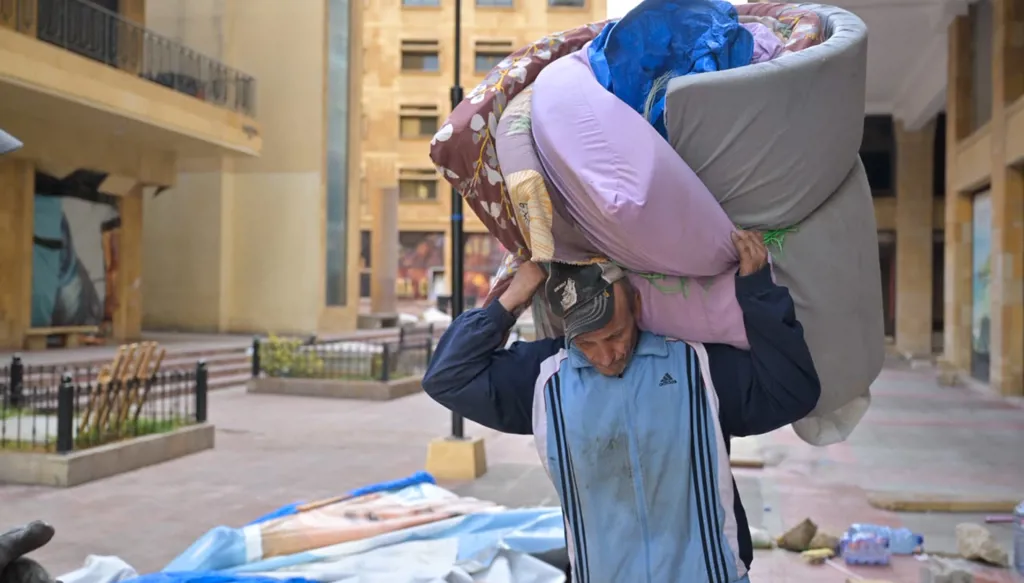 مشهد من الإخلاء في مباني اللعازارية (نبيل اسماعيل).