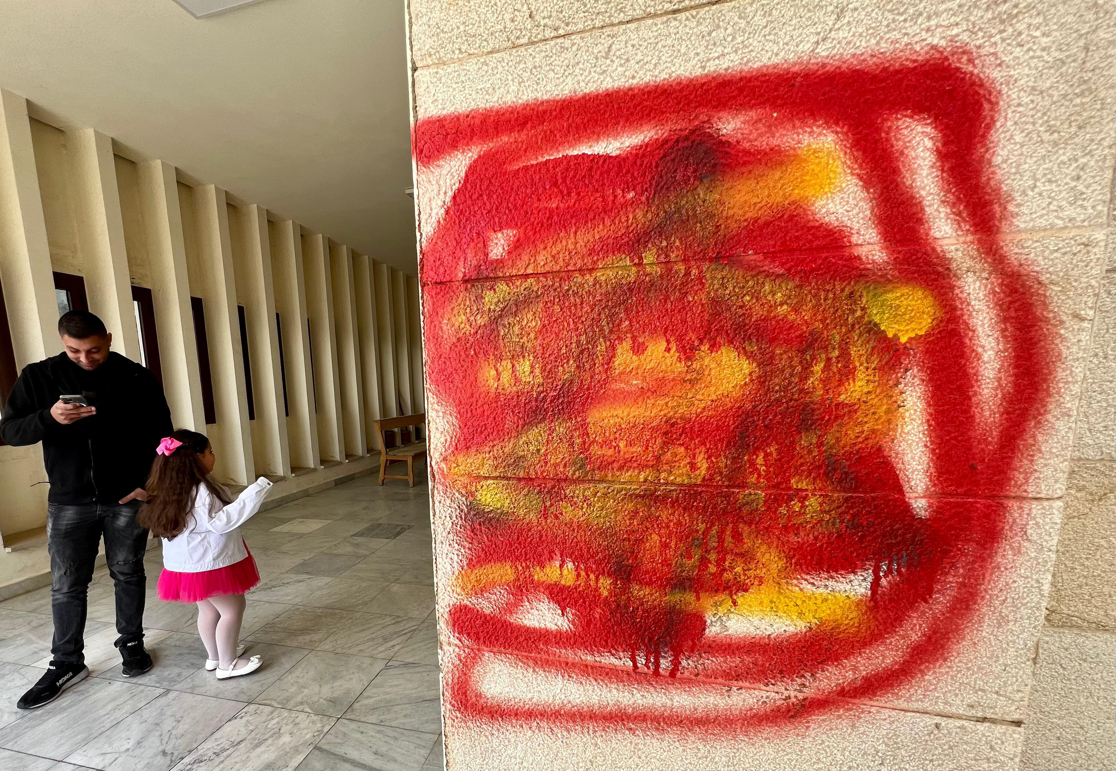 كتابات بالعبرية غطيت بطلاء.