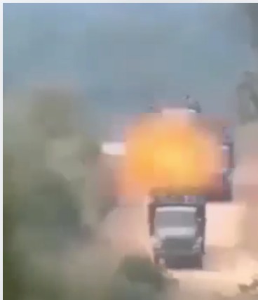 الشاحنات لحظة وقوع الانفجار (اللقطة توضيحية من محمود غزيل)
