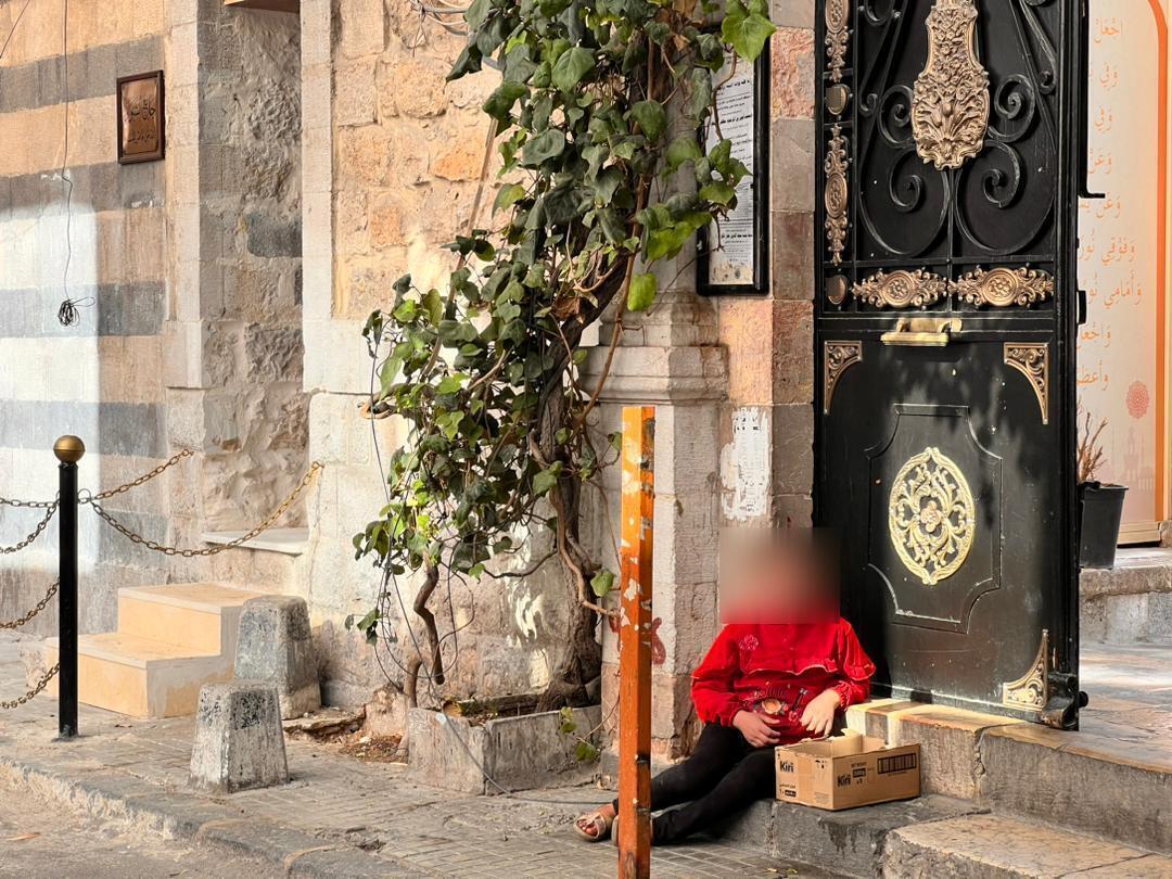 مريم عند باب جامع الشعلان وسط دمشق (مروة البرغش- النهار)