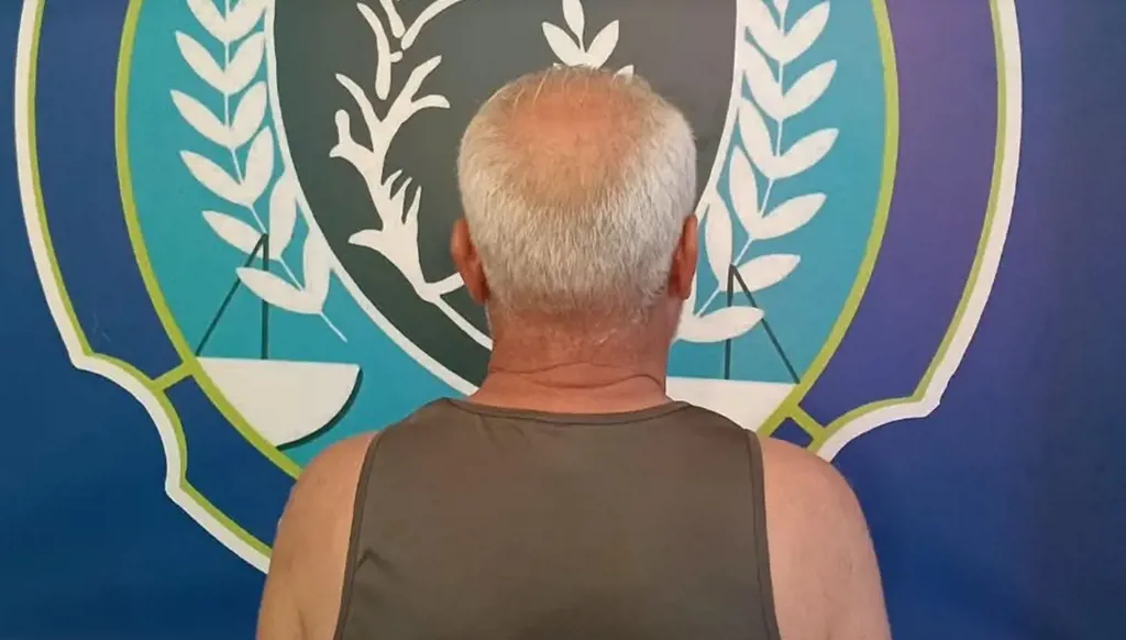 أطلق النار بين قدمَيه وهدّده بمسدّس على رقبته… الأمن اللبناني يوقفه