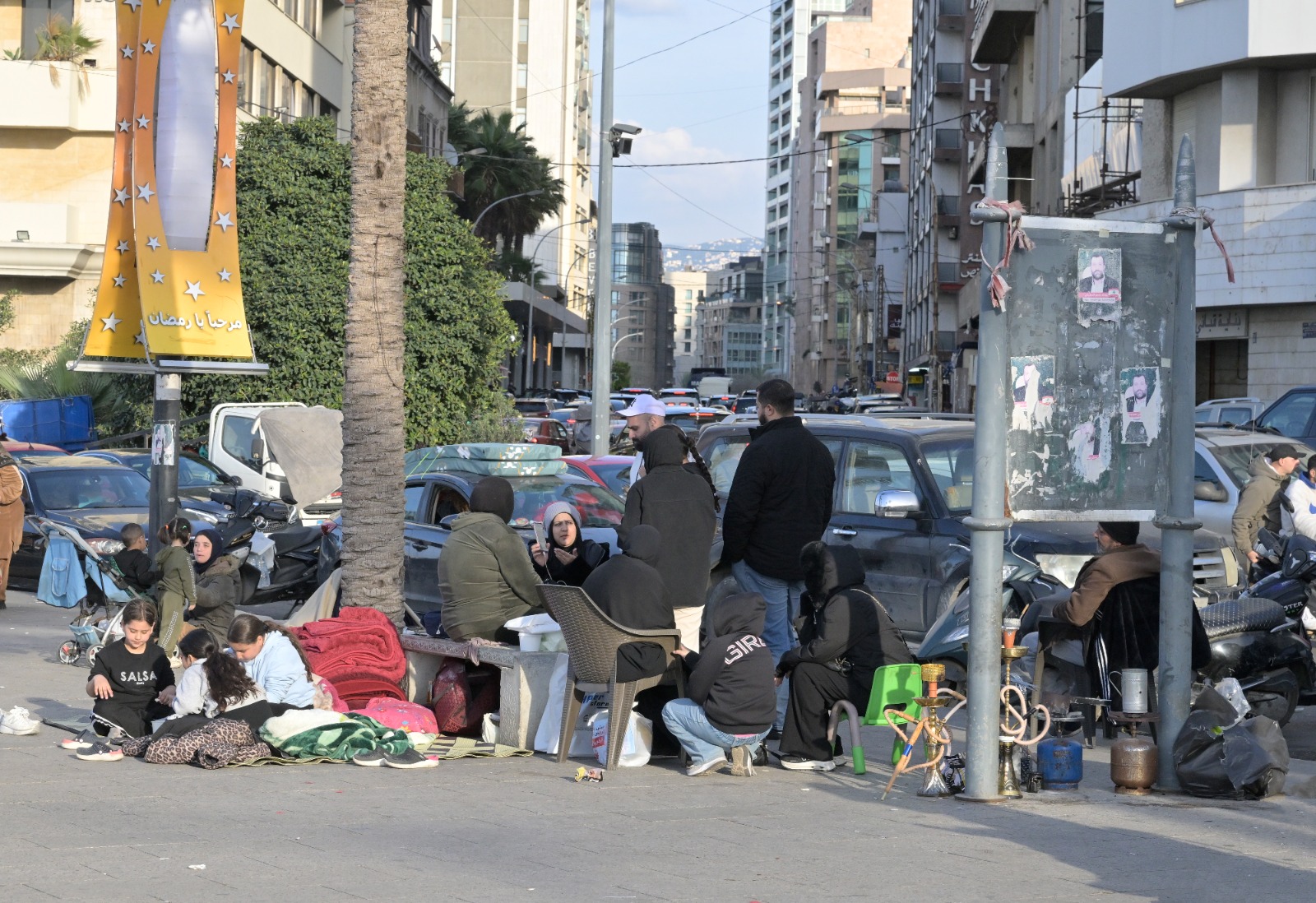 نازحون يفترشون الطرقات في بيروت. (النهار)