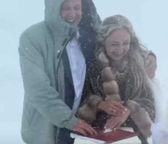 صورة للزوجين على القمة (اكس)