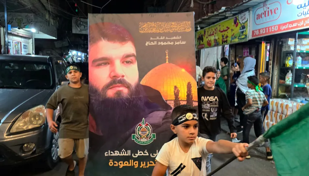بعد اتّفاق غزة... مسيرات شعبيّة داخل المخيمات الفلسطينية في لبنان (فيديو وصور)