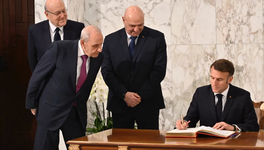 خلوة رباعية في قصر بعبدا... طمأنه ووشوشات وعين بري على "ورقة" ماكرون