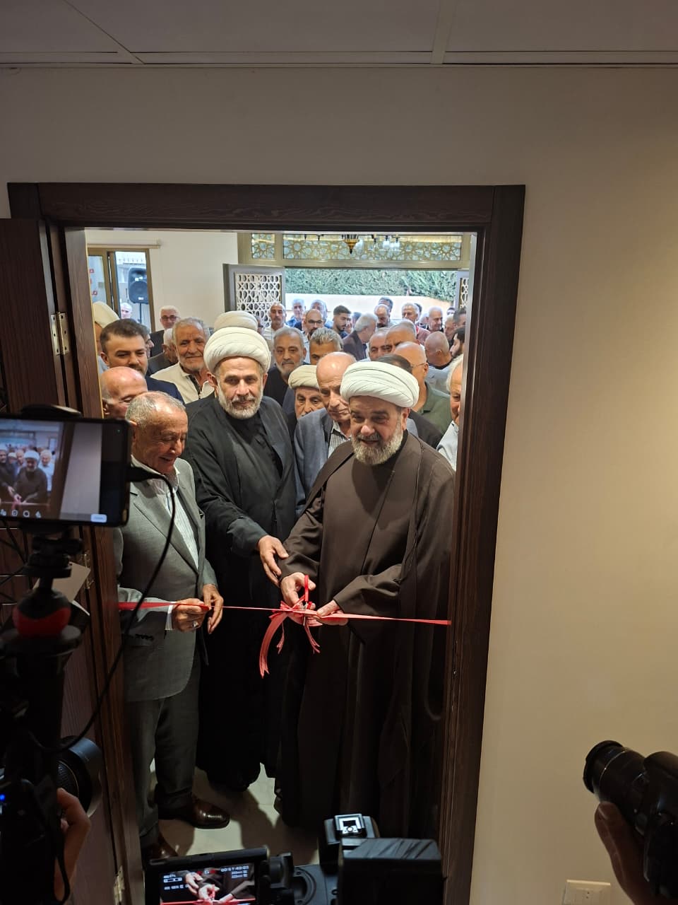 المفتي عبدالله والقنصل سعادة في الافتتاح، وبدا الشيخ حسين سعادة.