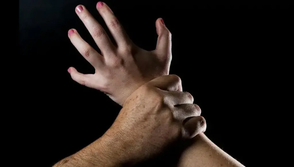 ألقى بها من الطابق الثالث بعد استدراجها... توقيف مسن في الجيزة