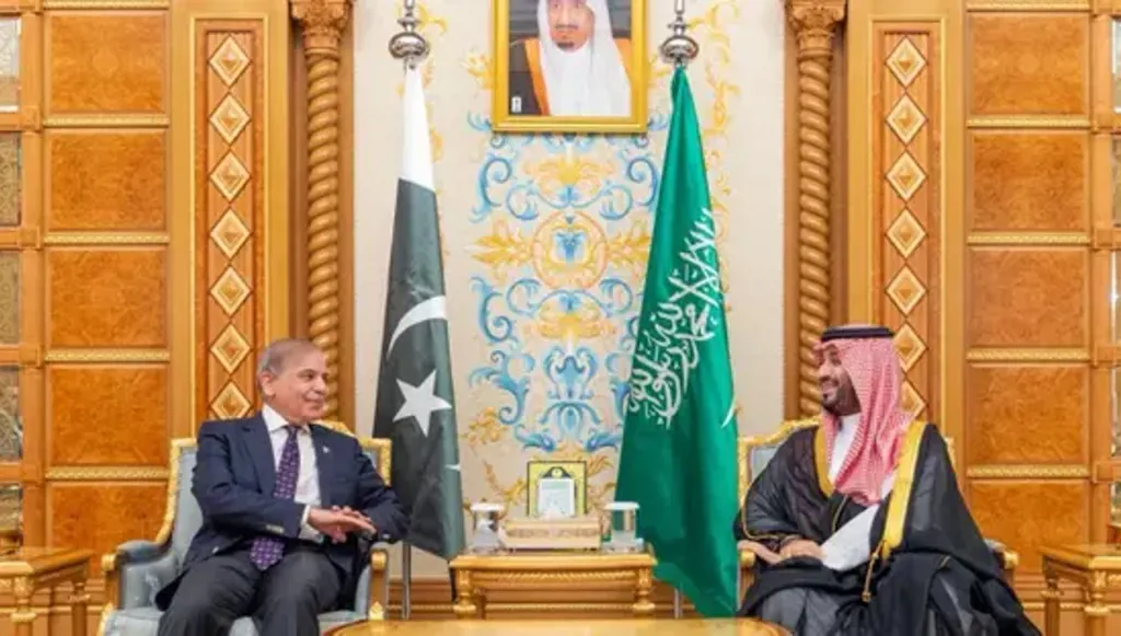 رئيس وزراء باكستان يبحث التطورات الإقليمية مع ولي العهد السعودي