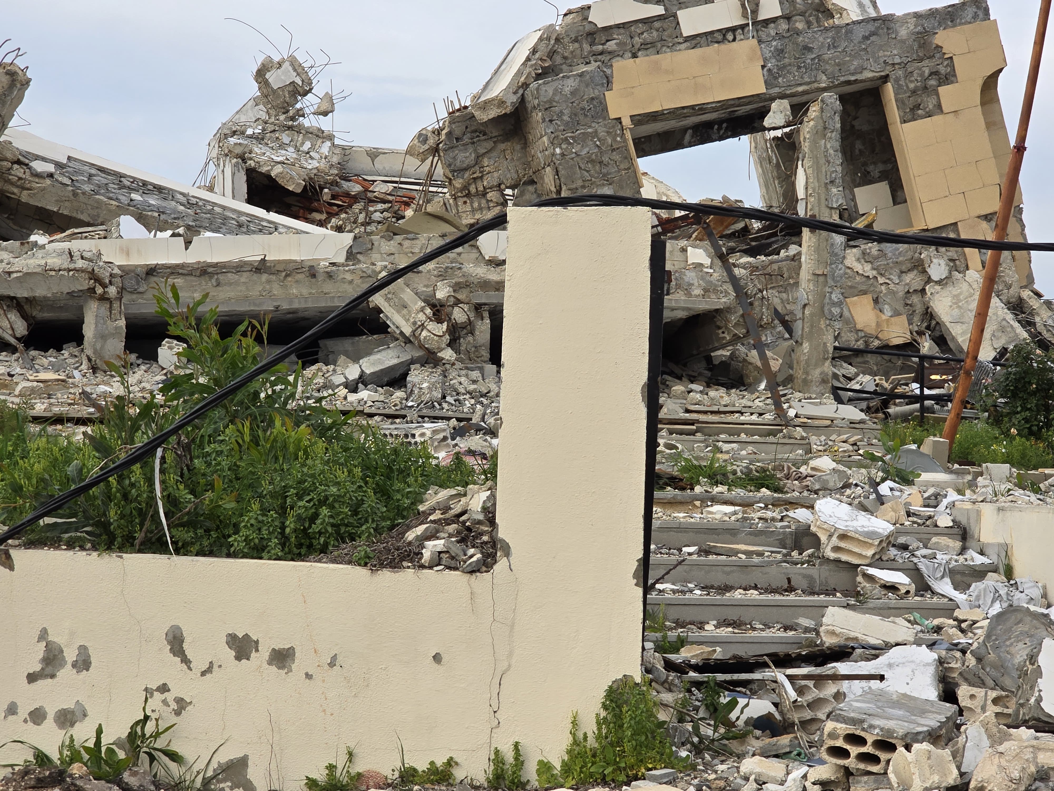 مبنى دمره العدوان.