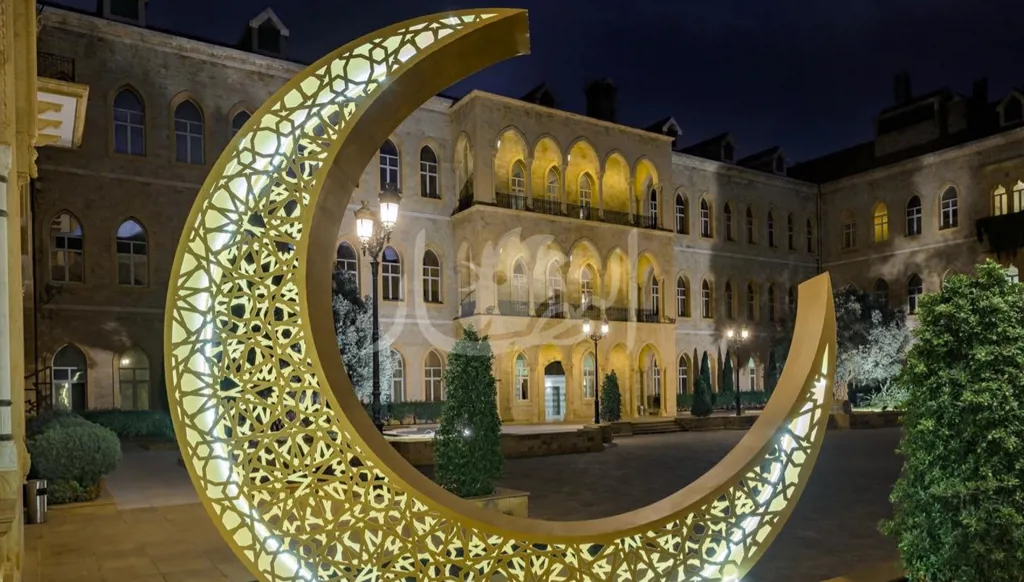 بالصور- تزيين مدخل السرايا الحكومية بمجسّمات للقمر