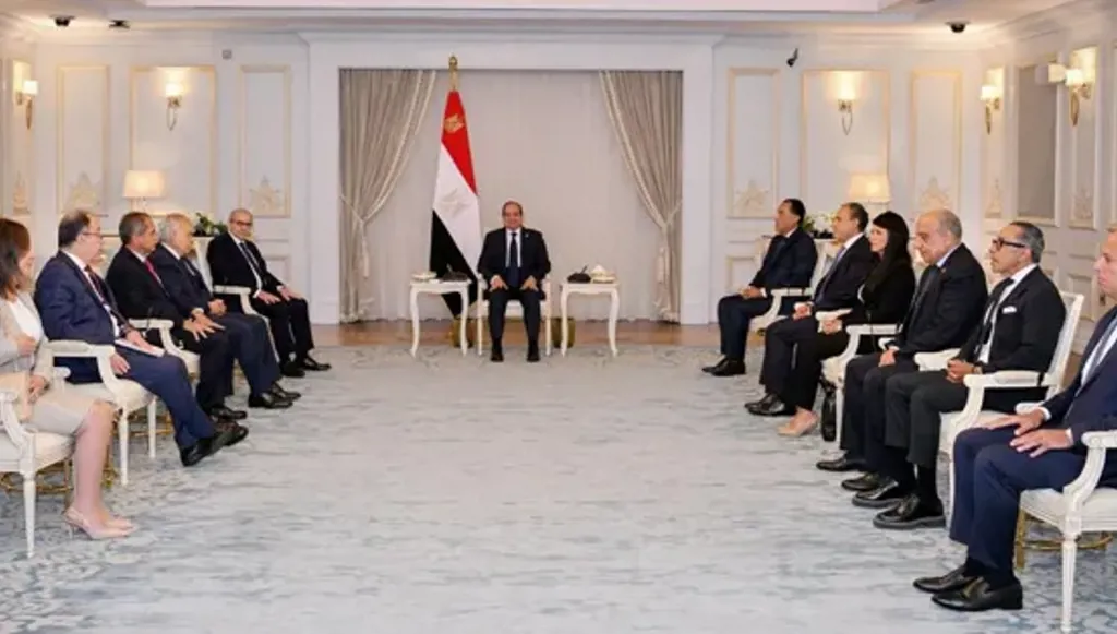 الرئيس المصري عبدالفتاح السيسي مستقبلاً رئيس الحكومة اللبنانية نواف سلام (قناة القاهرة الإخبارية).