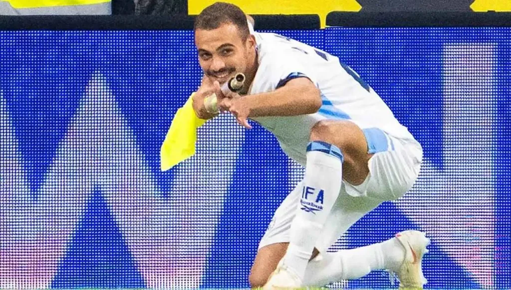 طرد لاعب إسرائيلي بعد احتفاله بمسدس (فيديو)