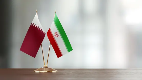 علما قطر وإيران (أرشيفية).