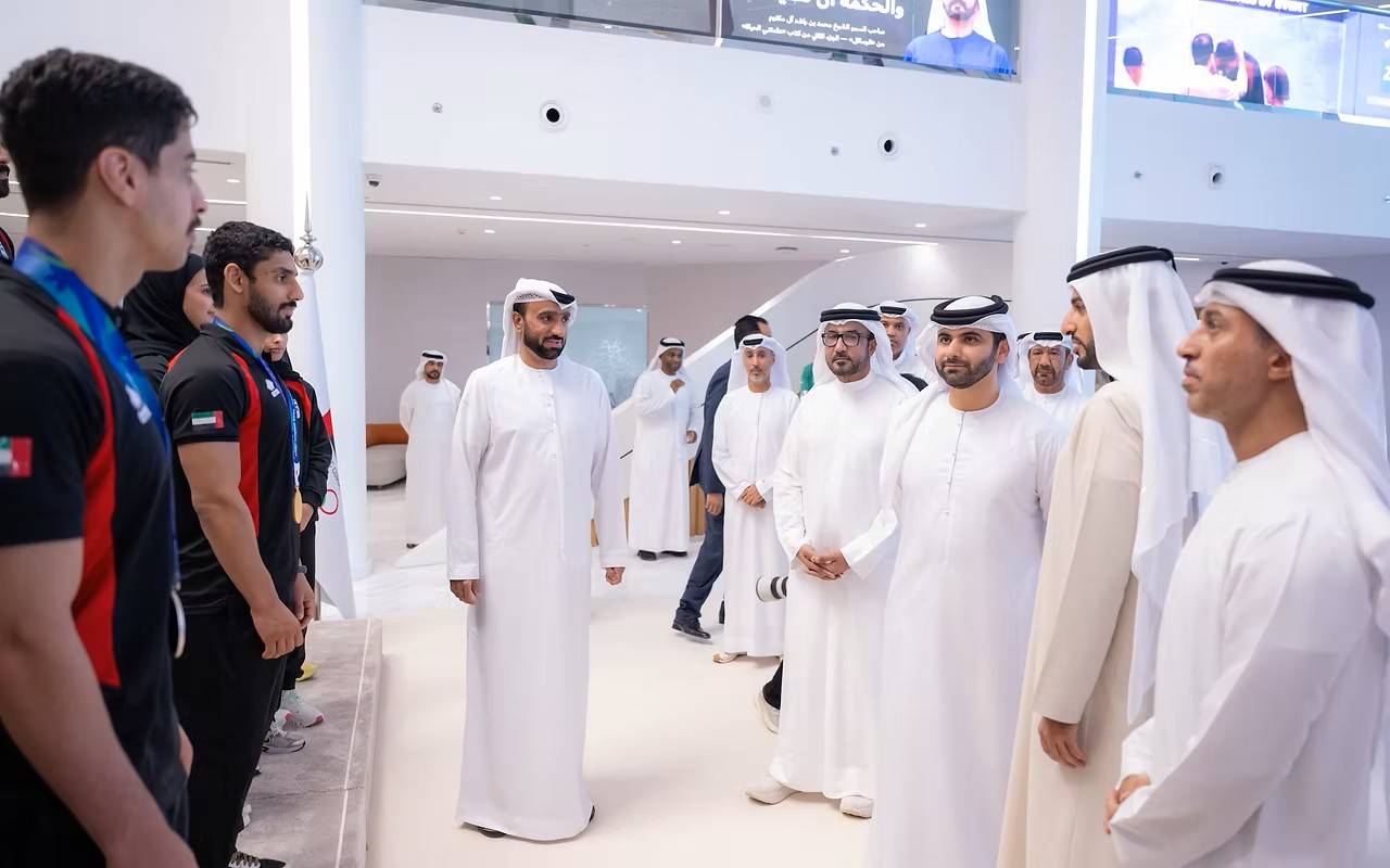 منصور بن محمد يستقبل أبطال الإمارات في آسياد 2026.