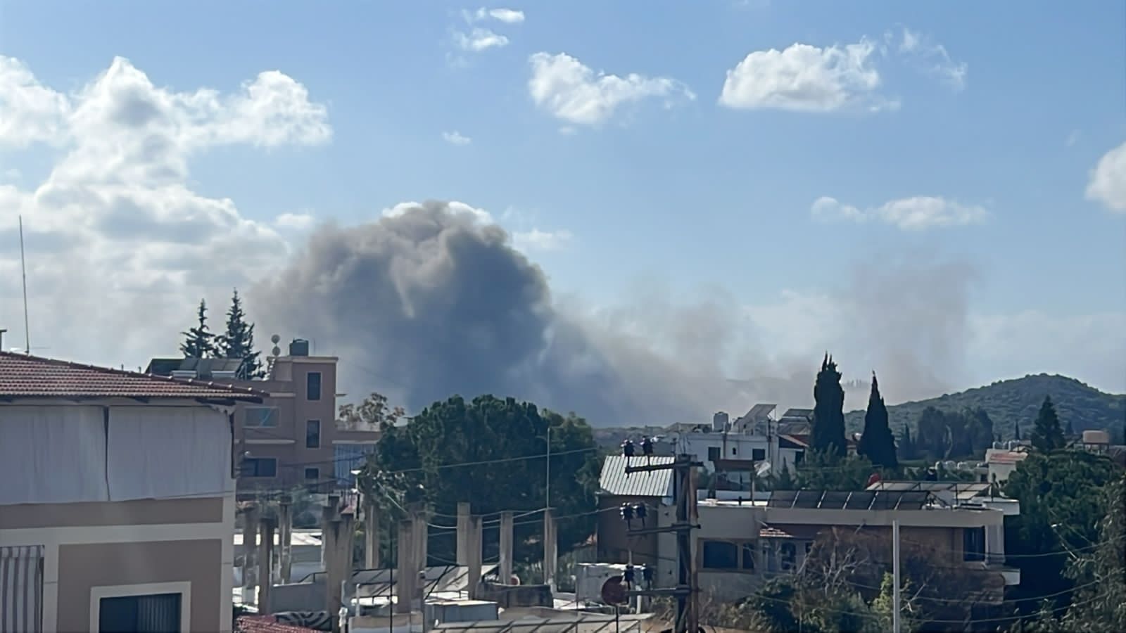 استهدفت سلسلة غارات عنيفة المنطقة بين بلدتي أنصار والزرارية (صورة متداولة/إكس)